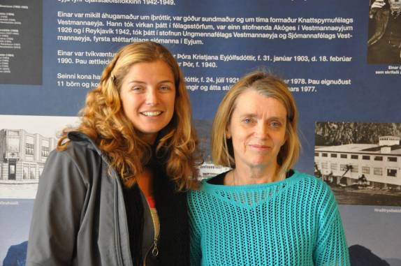 Com nossa amiga Helga, do museu de Vestmannaeyjum, na ilha de Heimaey, no sul da Islândia